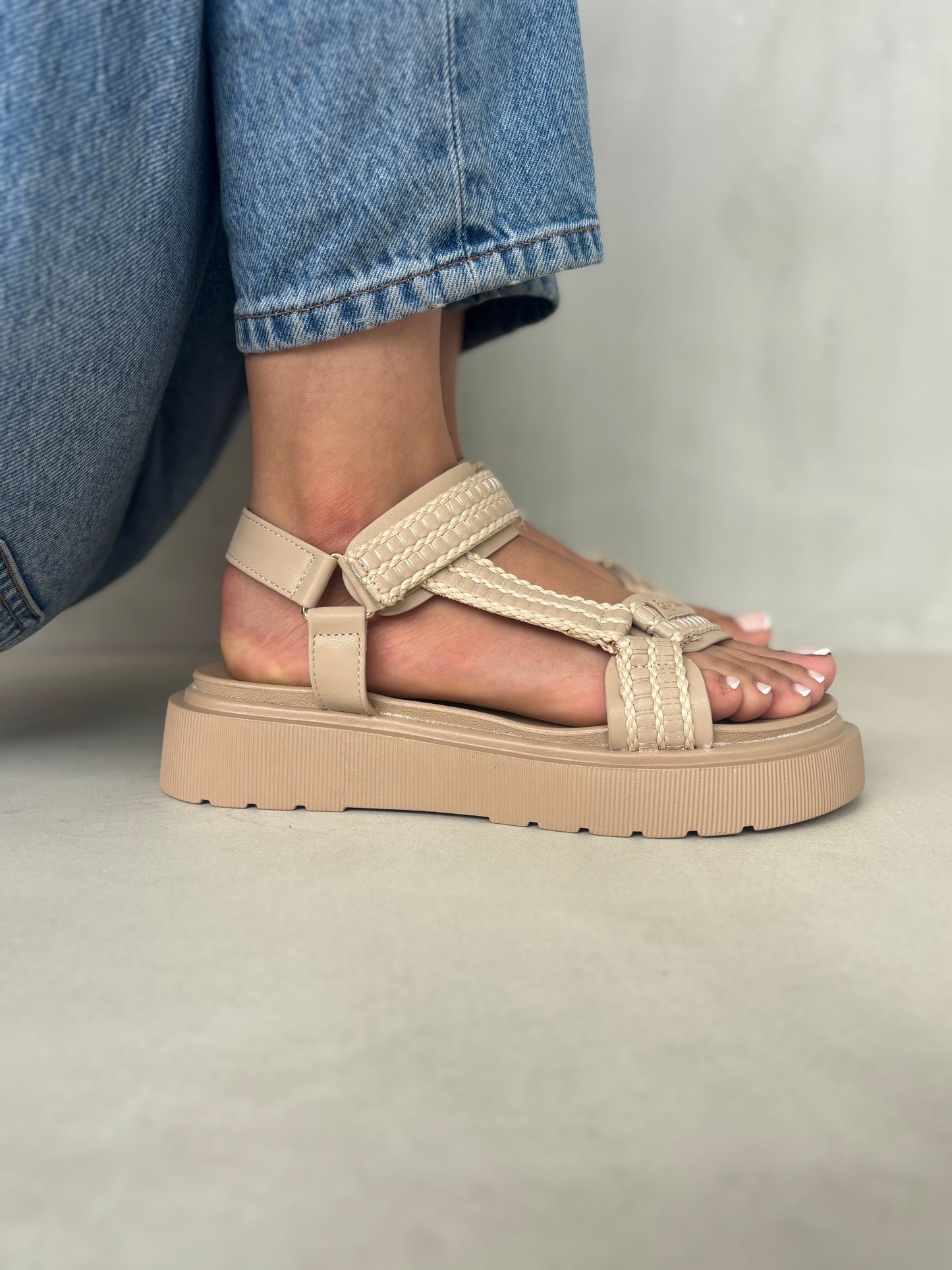 14277 – Sandalias Beige con Plataforma y Cierres Ajustables