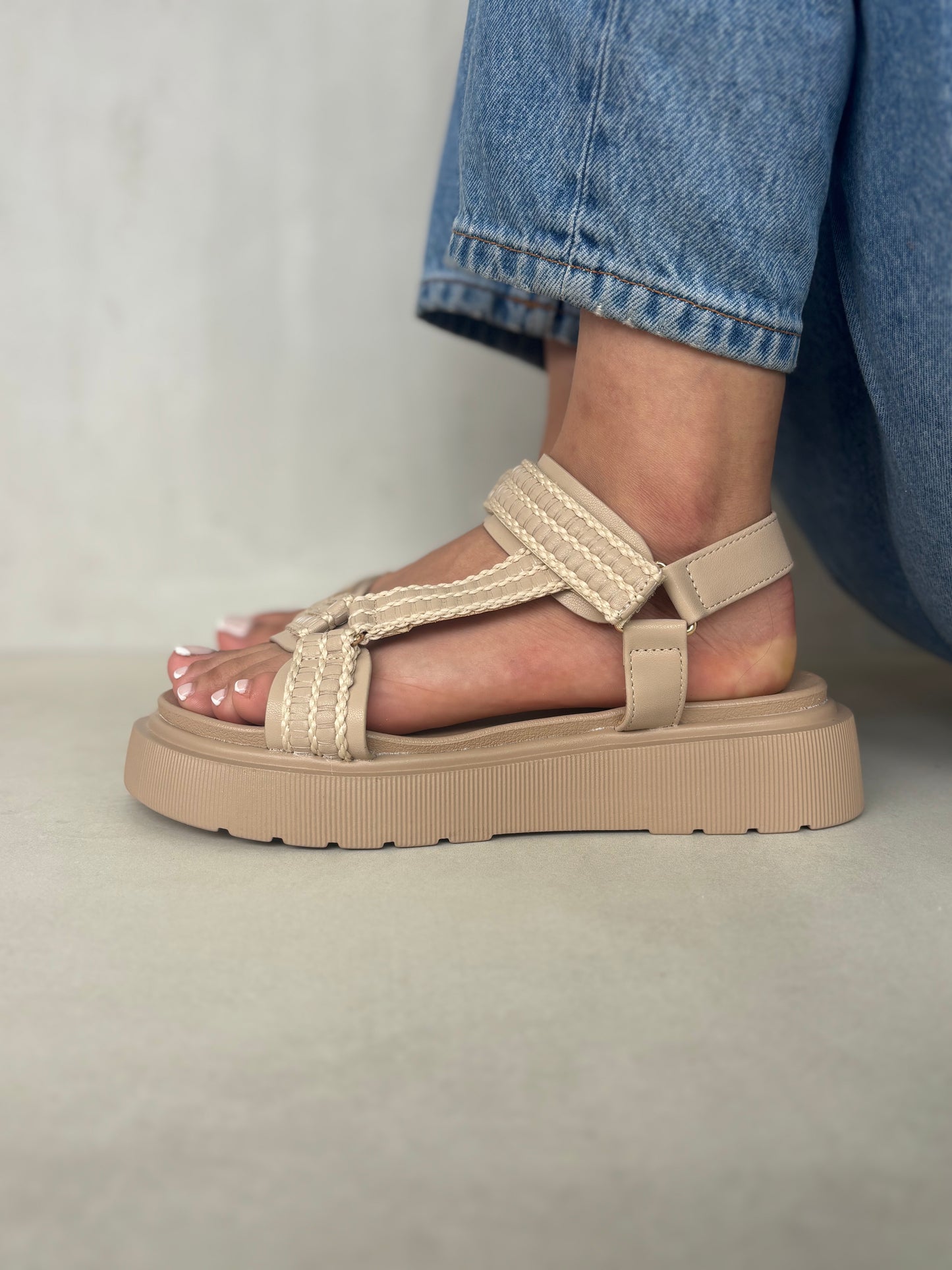 14277 – Sandalias Beige con Plataforma y Cierres Ajustables