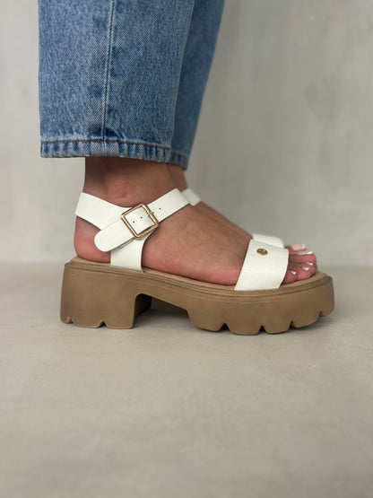 14280 – Sandalias Blancas con Plataforma Chunky y Hebillas Metálicas