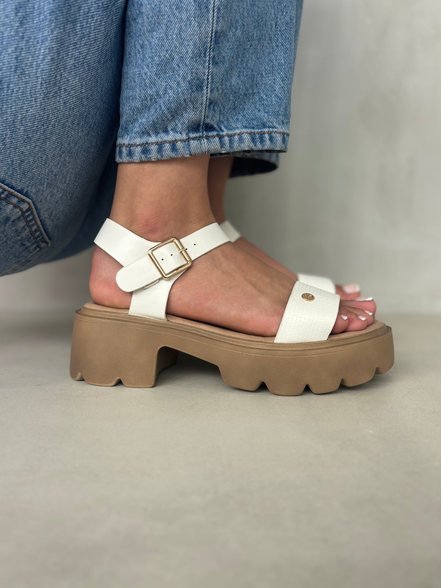 14280 – Sandalias Blancas con Plataforma Chunky y Hebillas Metálicas