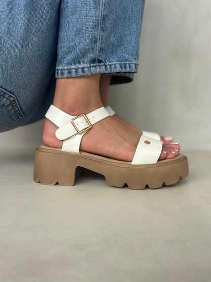 14280 – Sandalias Blancas con Plataforma Chunky y Hebillas Metálicas