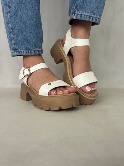 14280 – Sandalias Blancas con Plataforma Chunky y Hebillas Metálicas