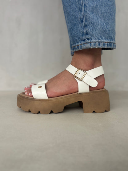 14280 – Sandalias Blancas con Plataforma Chunky y Hebillas Metálicas
