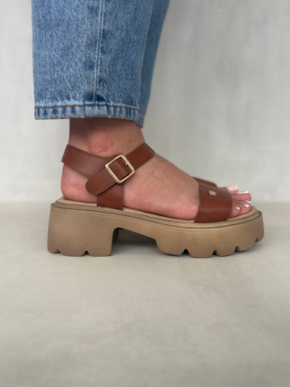 14279 – Sandalias Marrón con Plataforma Chunky y Hebillas Doradas