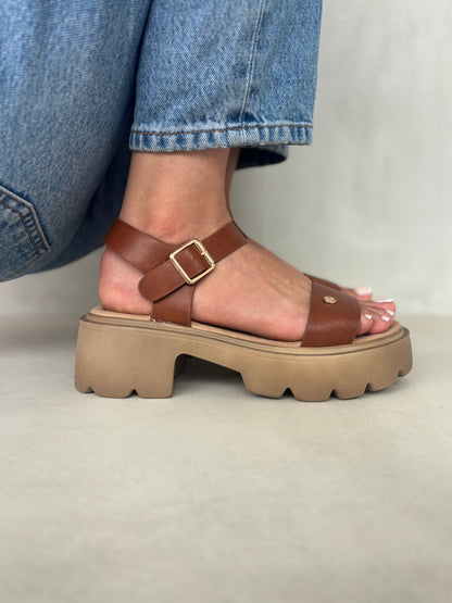 14279 – Sandalias Marrón con Plataforma Chunky y Hebillas Doradas
