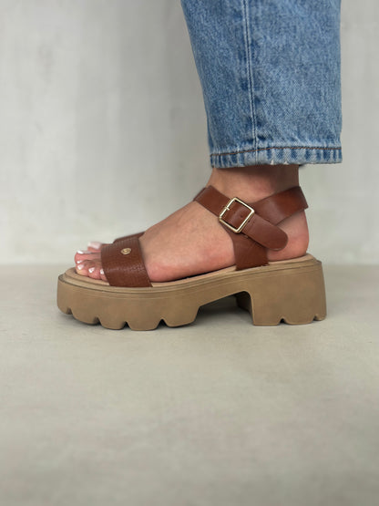 14279 – Sandalias Marrón con Plataforma Chunky y Hebillas Doradas