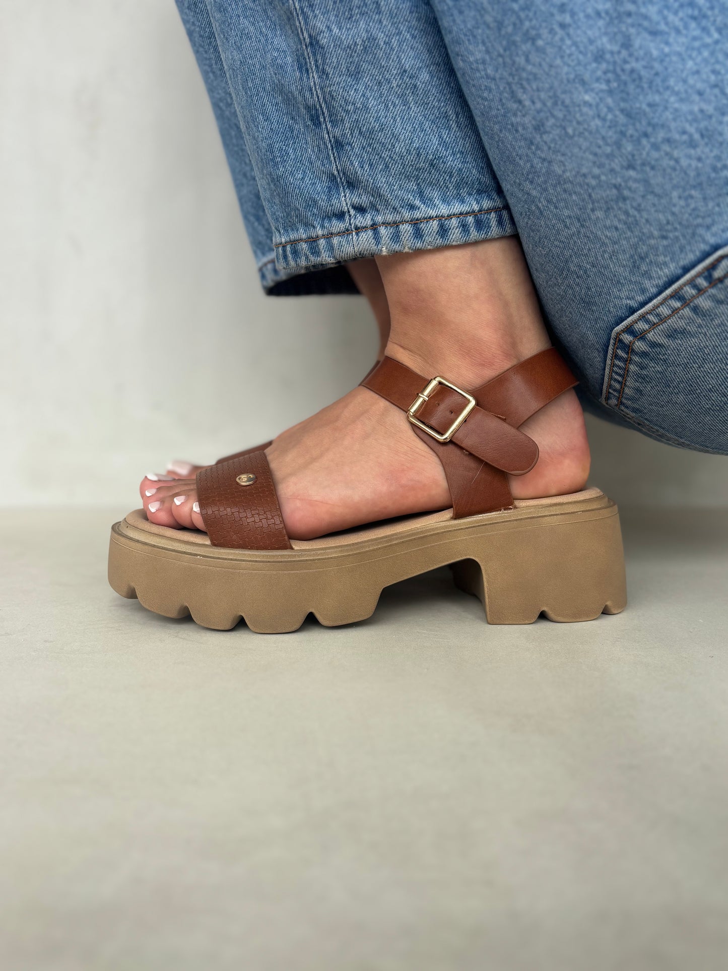 14279 – Sandalias Marrón con Plataforma Chunky y Hebillas Doradas