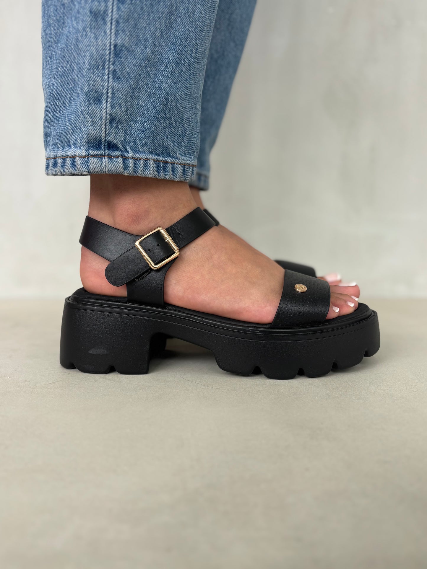 14278 – Sandalias Negras con Plataforma Chunky y Hebillas Doradas