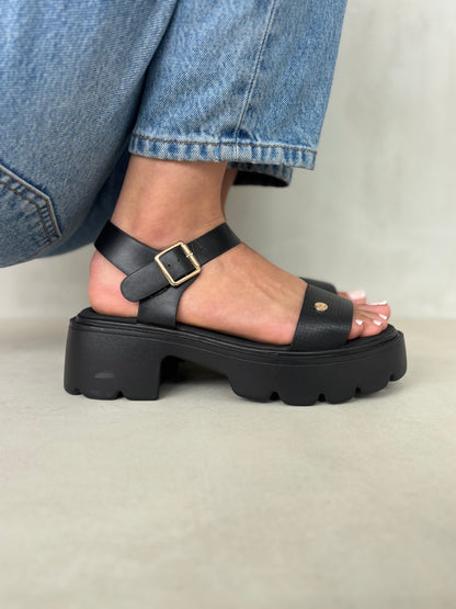 14278 – Sandalias Negras con Plataforma Chunky y Hebillas Doradas