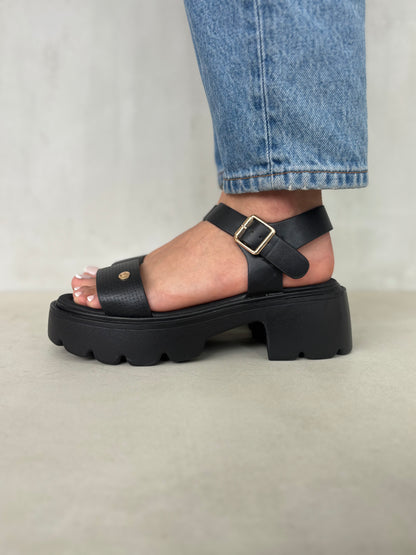14278 – Sandalias Negras con Plataforma Chunky y Hebillas Doradas