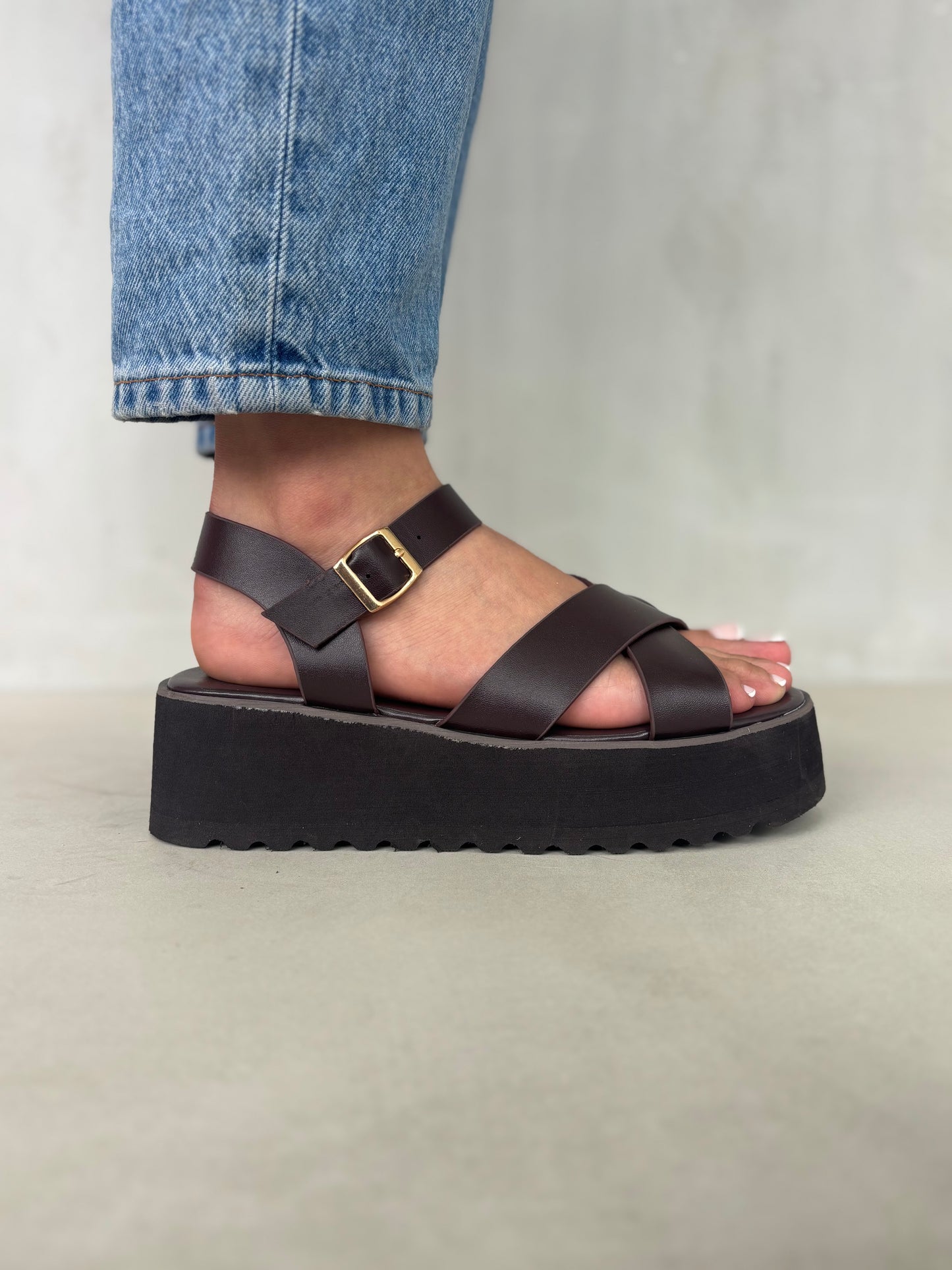 14267 – Sandalias Marrón Oscuro con Plataforma y Cruces en el Empeine