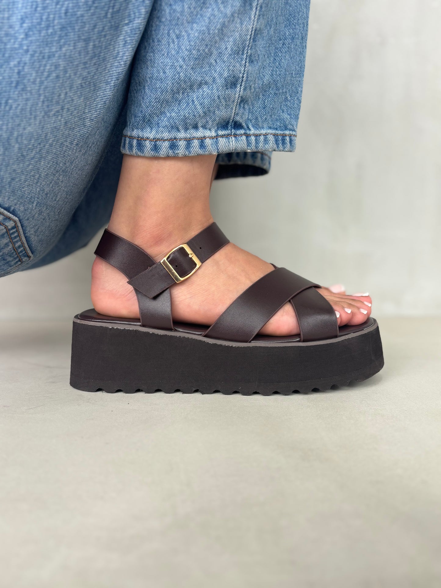 14267 – Sandalias Marrón Oscuro con Plataforma y Cruces en el Empeine