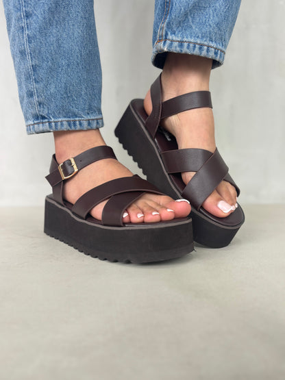 14267 – Sandalias Marrón Oscuro con Plataforma y Cruces en el Empeine