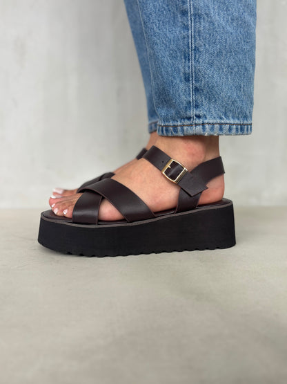 14267 – Sandalias Marrón Oscuro con Plataforma y Cruces en el Empeine