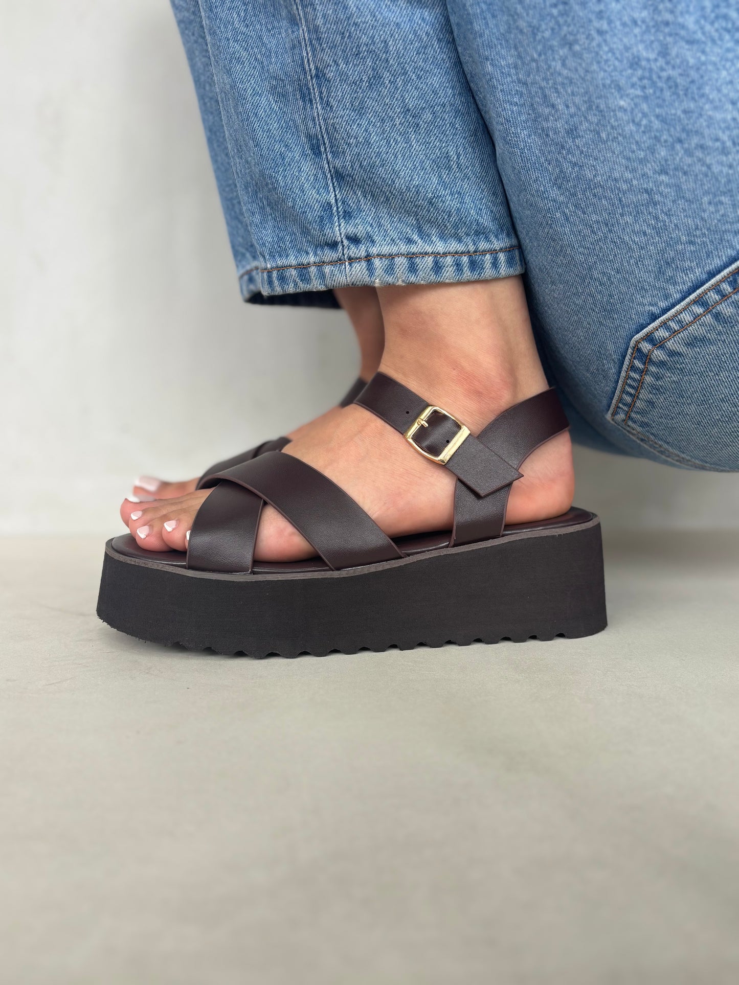 14267 – Sandalias Marrón Oscuro con Plataforma y Cruces en el Empeine