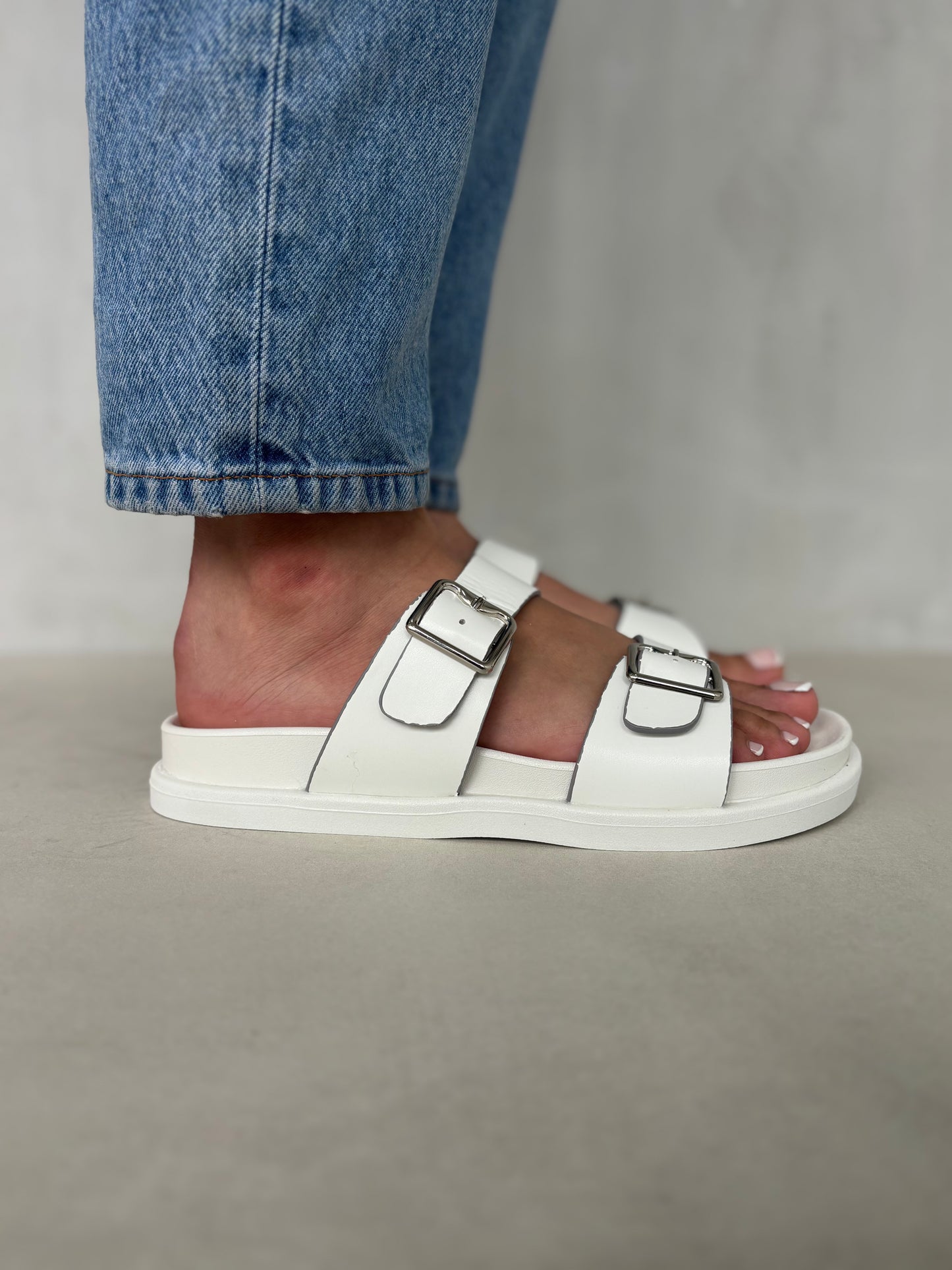 14491 – Sandalias Blancas con Hebillas Metálicas