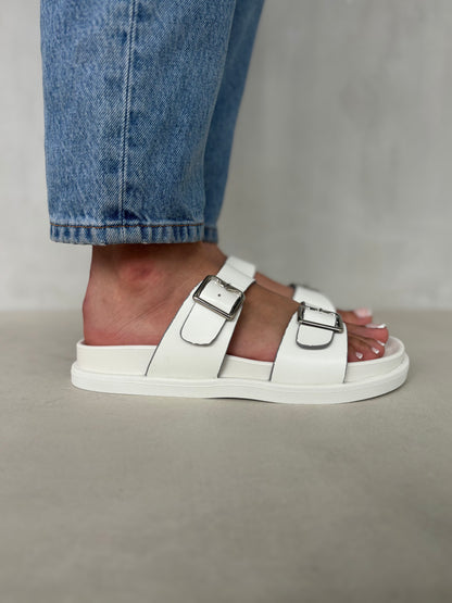 14491 – Sandalias Blancas con Hebillas Metálicas