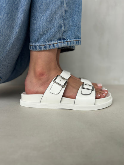 14491 – Sandalias Blancas con Hebillas Metálicas