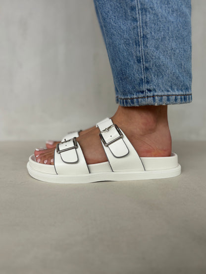 14491 – Sandalias Blancas con Hebillas Metálicas