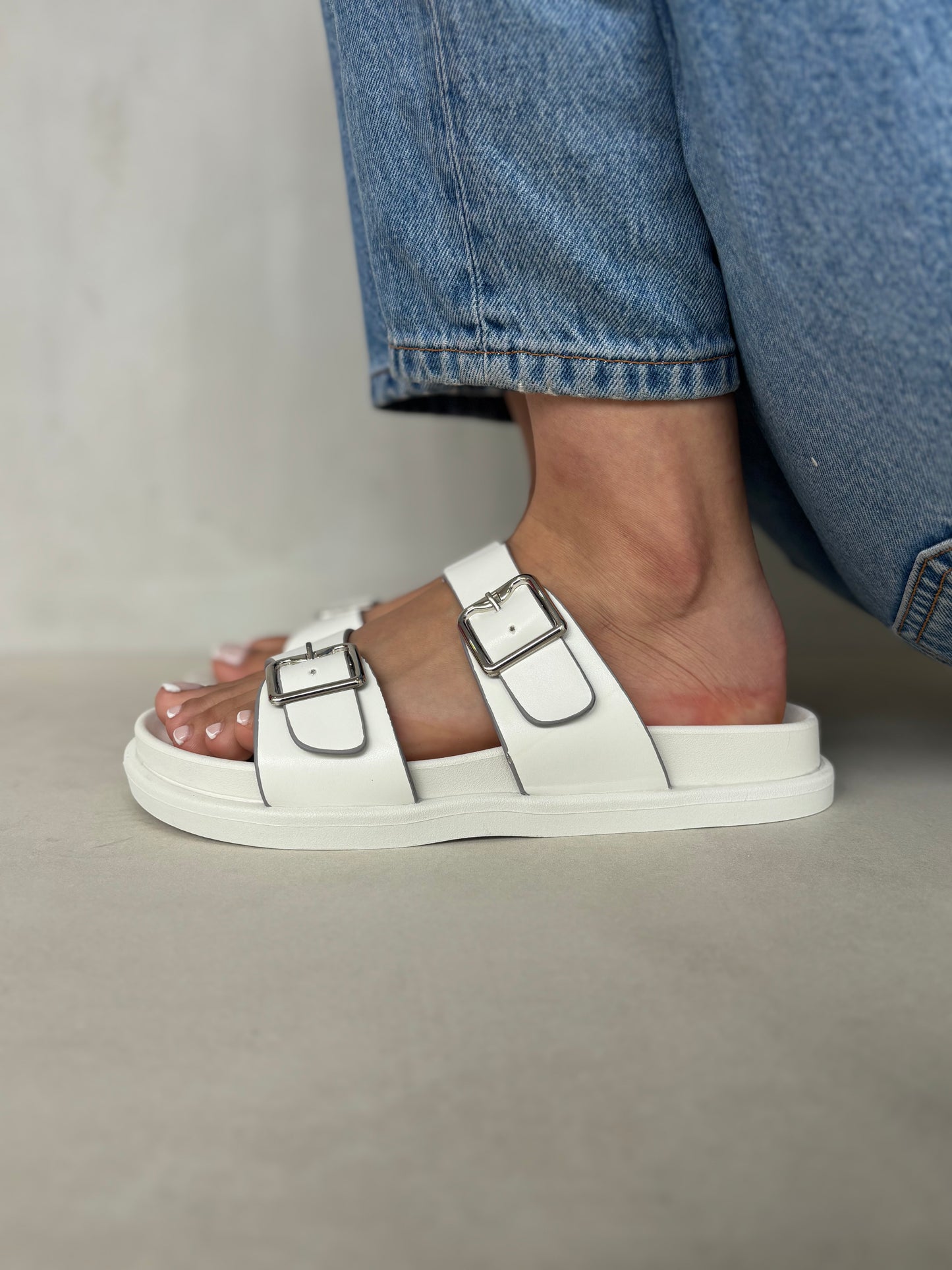 14491 – Sandalias Blancas con Hebillas Metálicas