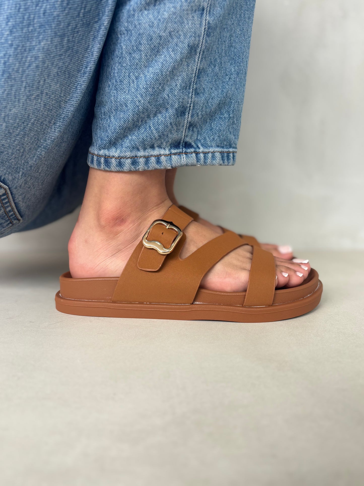 14474 – Sandalias Camel con Hebilla Dorada y Tiras Cruzadas