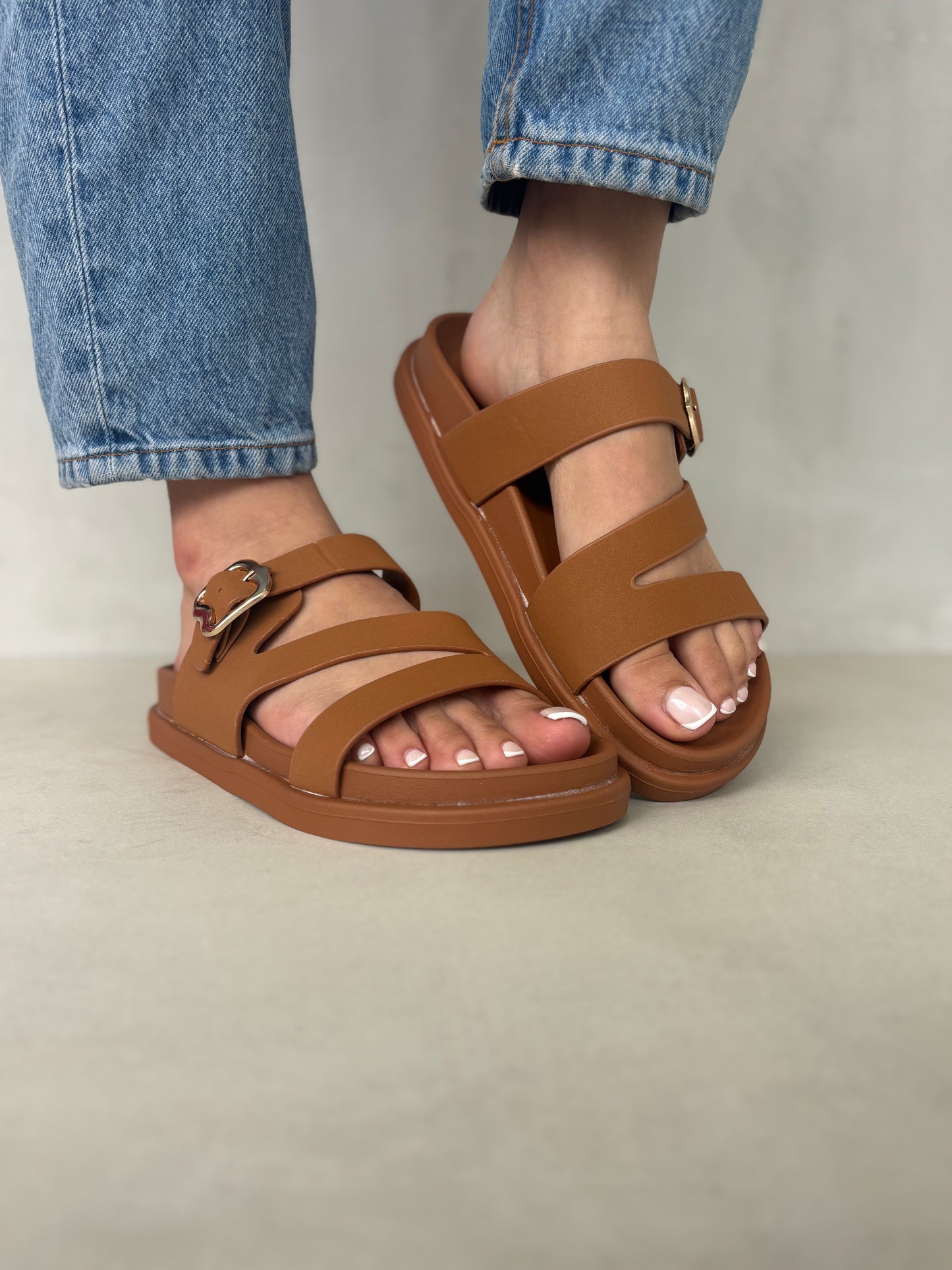 14474 – Sandalias Camel con Hebilla Dorada y Tiras Cruzadas