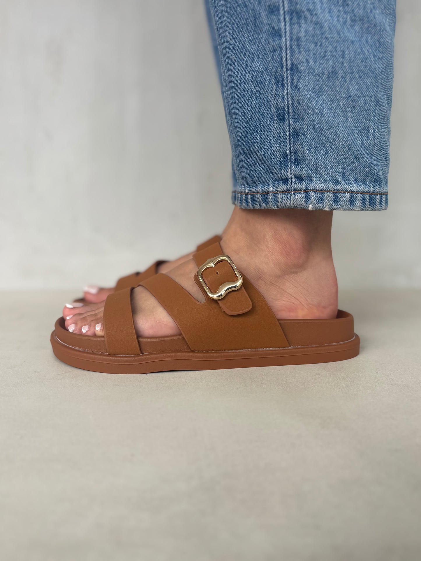 14474 – Sandalias Camel con Hebilla Dorada y Tiras Cruzadas