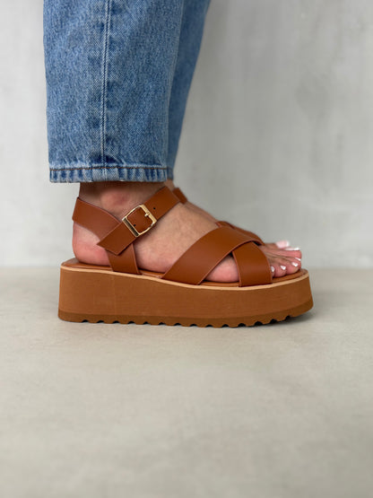 14268 – Sandalias Camel con Plataforma y Cruces en el Empeine