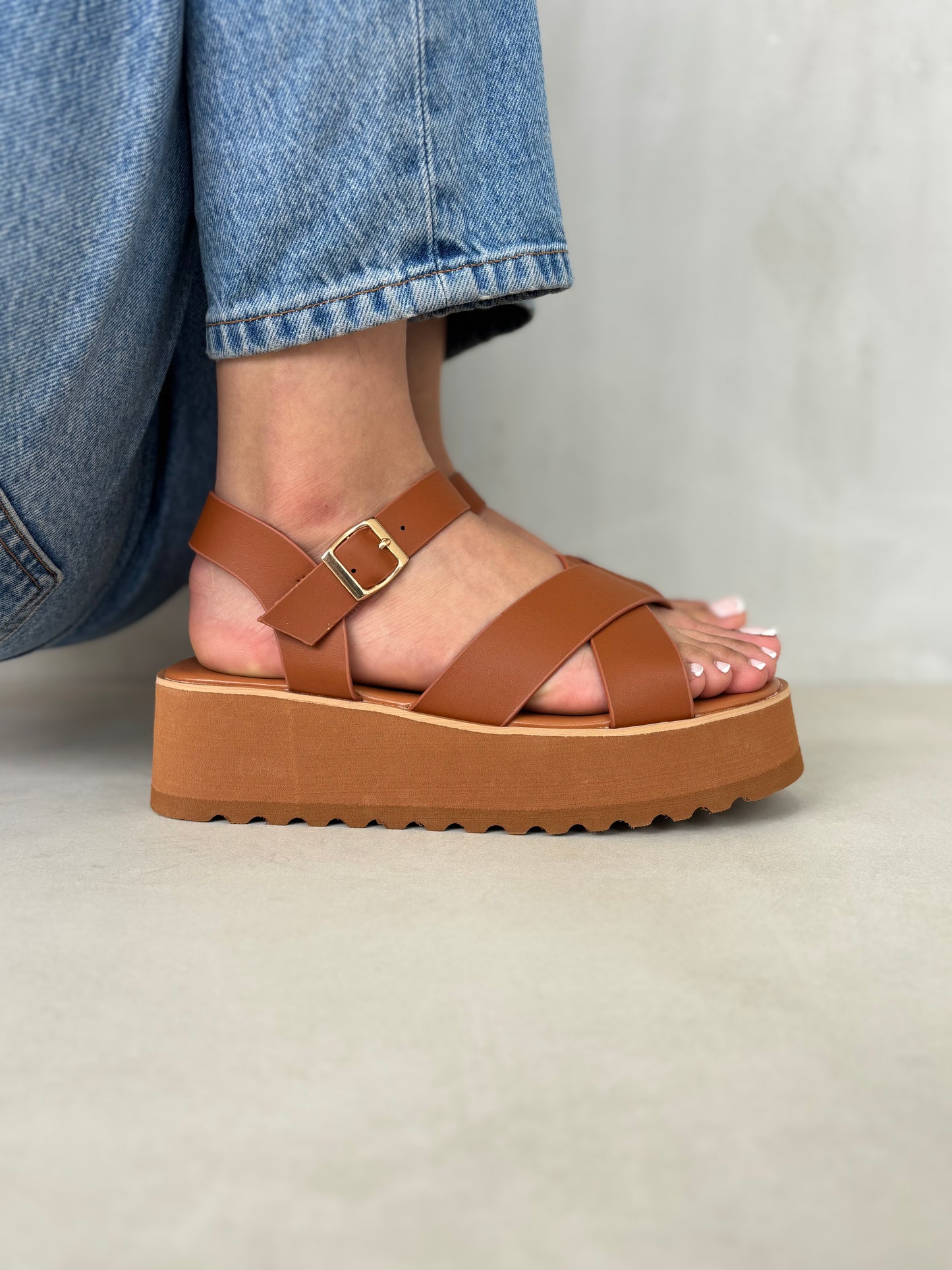 14268 – Sandalias Camel con Plataforma y Cruces en el Empeine