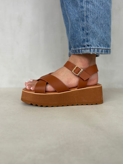 14268 – Sandalias Camel con Plataforma y Cruces en el Empeine