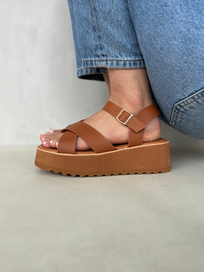 14268 – Sandalias Camel con Plataforma y Cruces en el Empeine