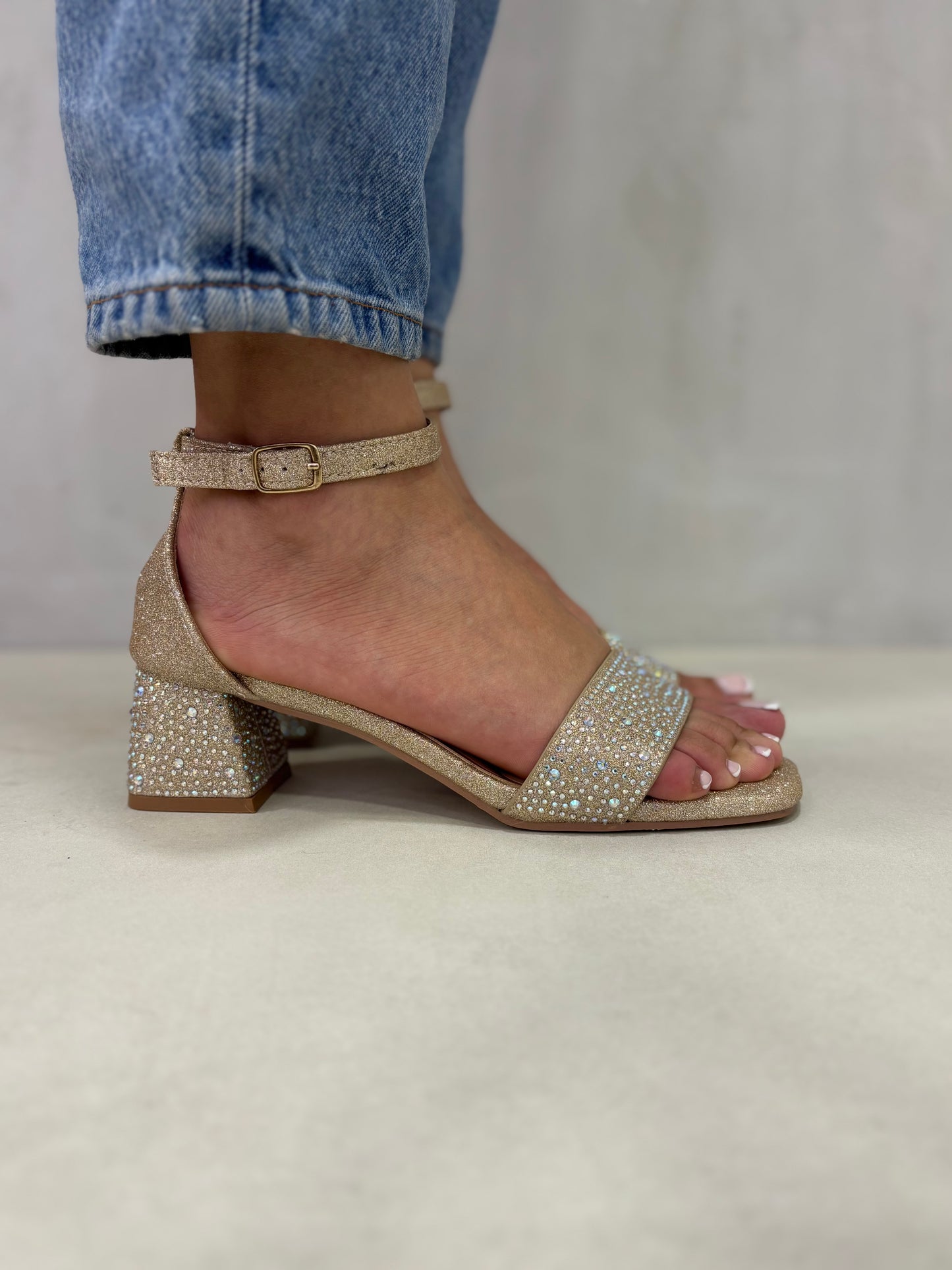 14466 – Sandalias Doradas con Brillos y Tacón Cuadrado