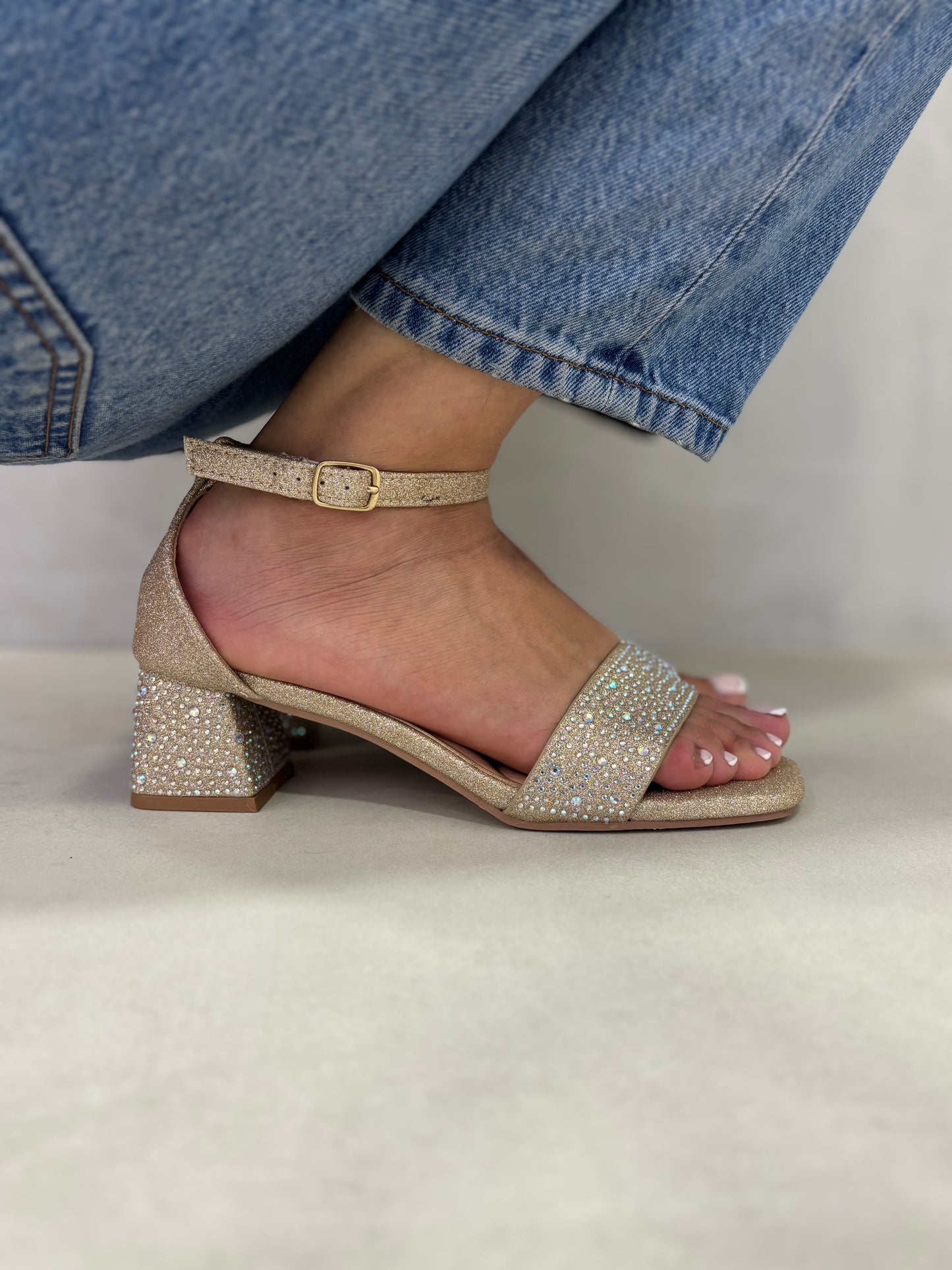 14466 – Sandalias Doradas con Brillos y Tacón Cuadrado