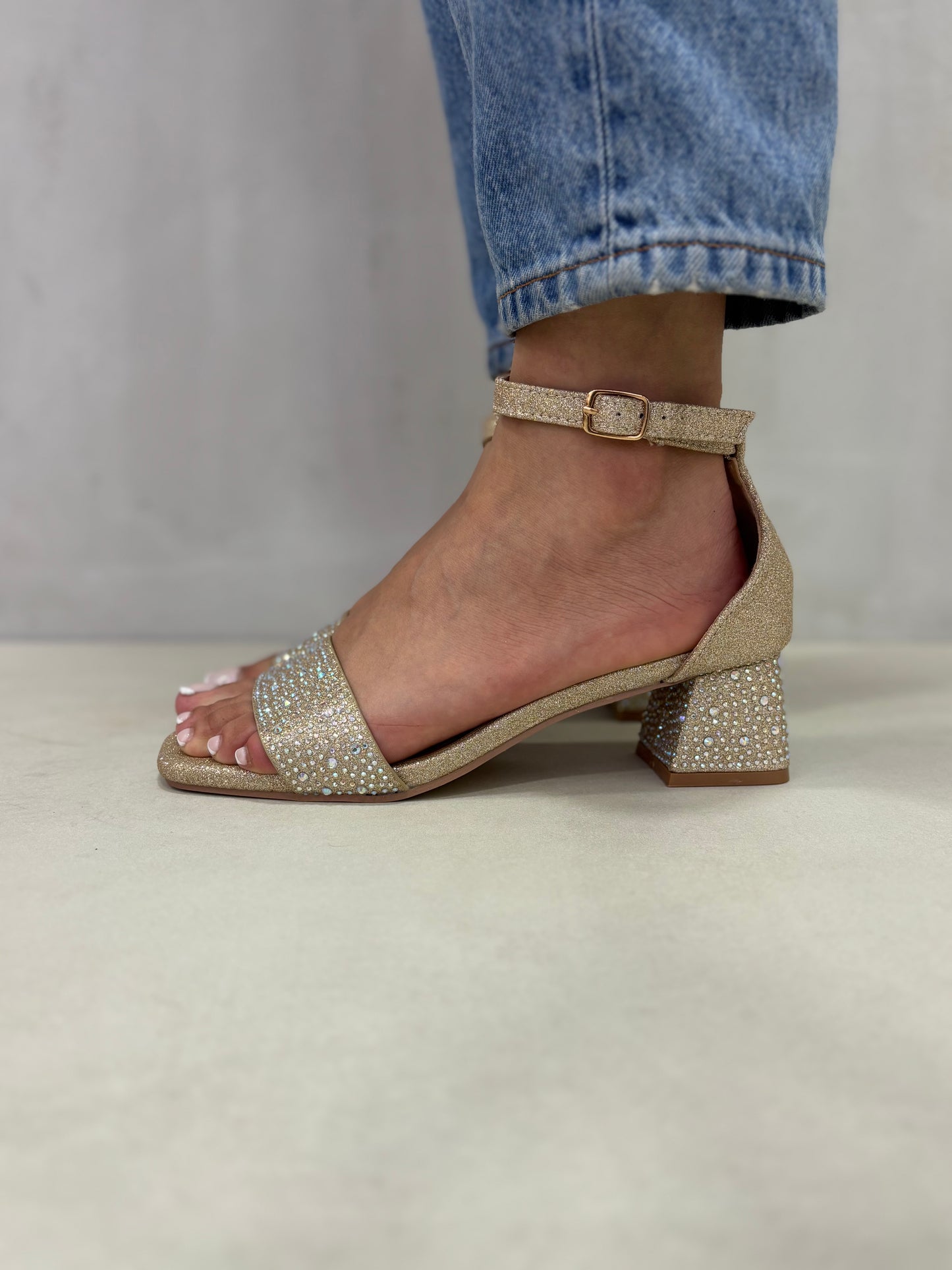 14466 – Sandalias Doradas con Brillos y Tacón Cuadrado