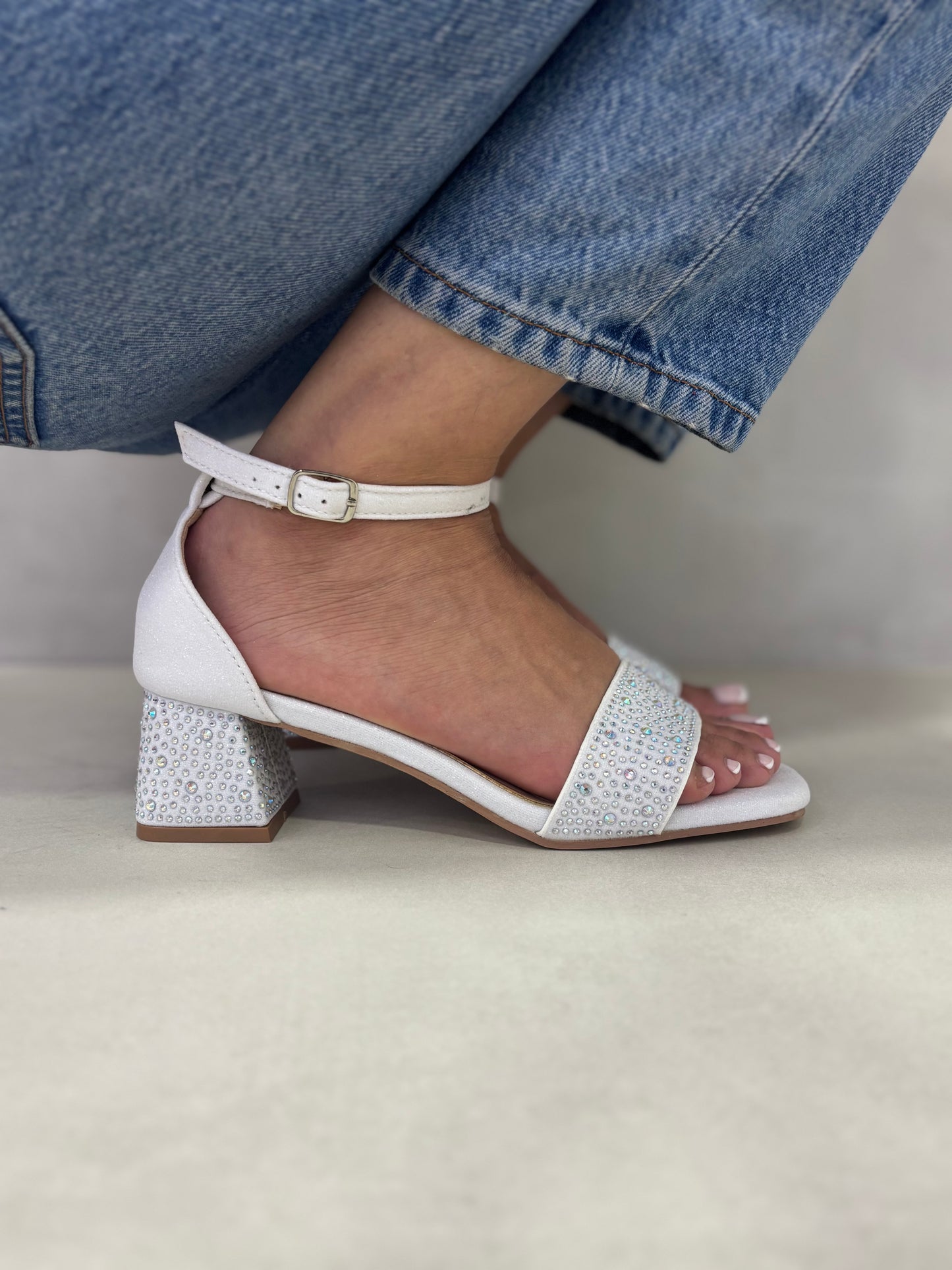 14468 – Sandalias Blancas con Brillos y Tacón Cuadrado