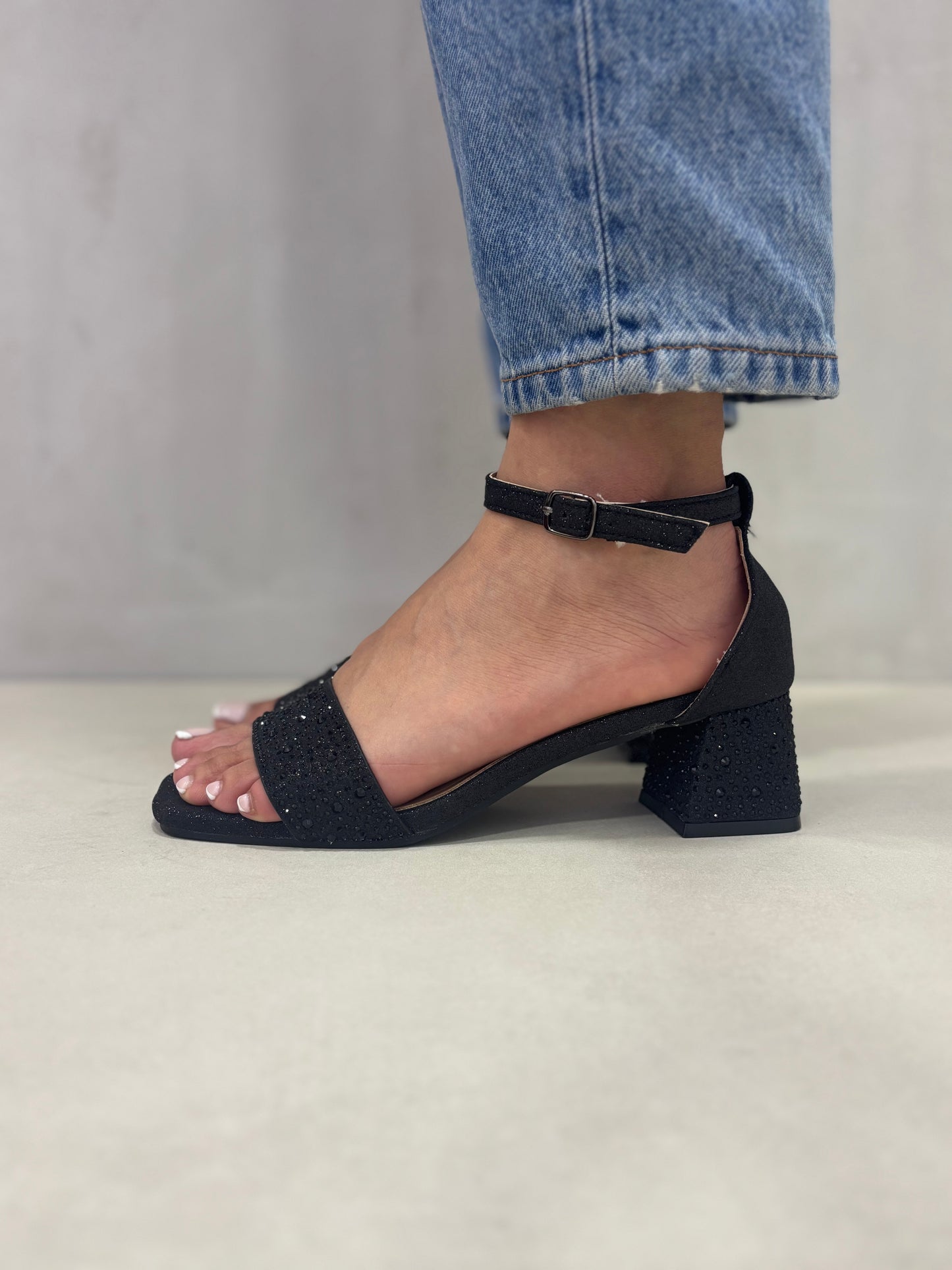 14465 – Sandalias Negras con Brillos y Tacón Cuadrado