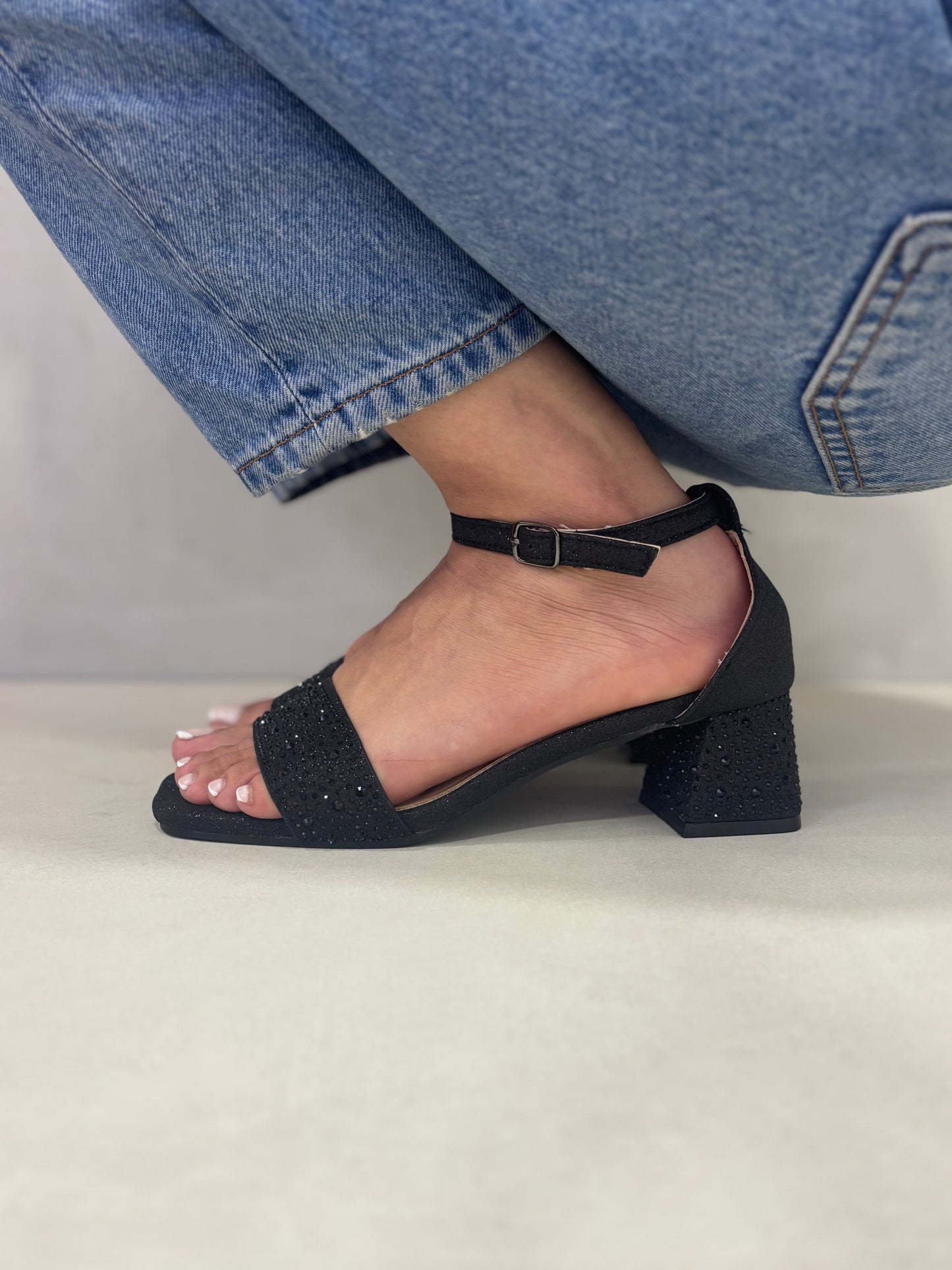 14465 – Sandalias Negras con Brillos y Tacón Cuadrado