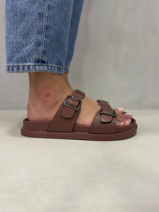 14490 – Sandalias Marrón Oscuro con Hebillas Metálicas