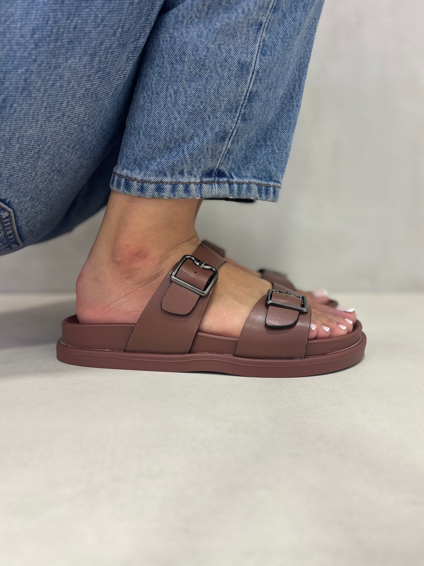 14490 – Sandalias Marrón Oscuro con Hebillas Metálicas