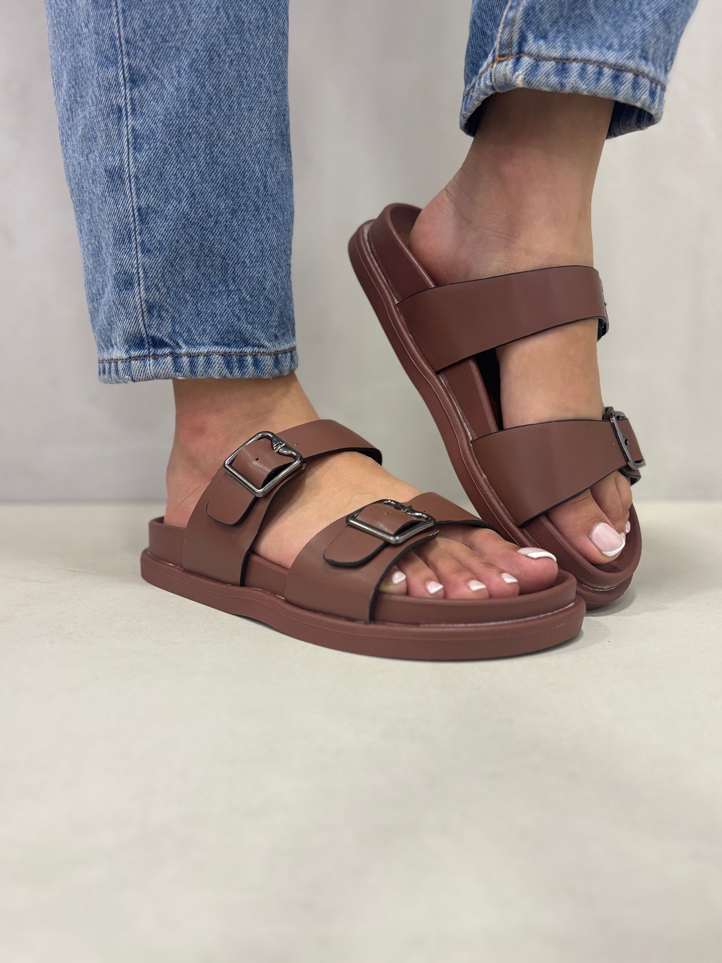 14490 – Sandalias Marrón Oscuro con Hebillas Metálicas