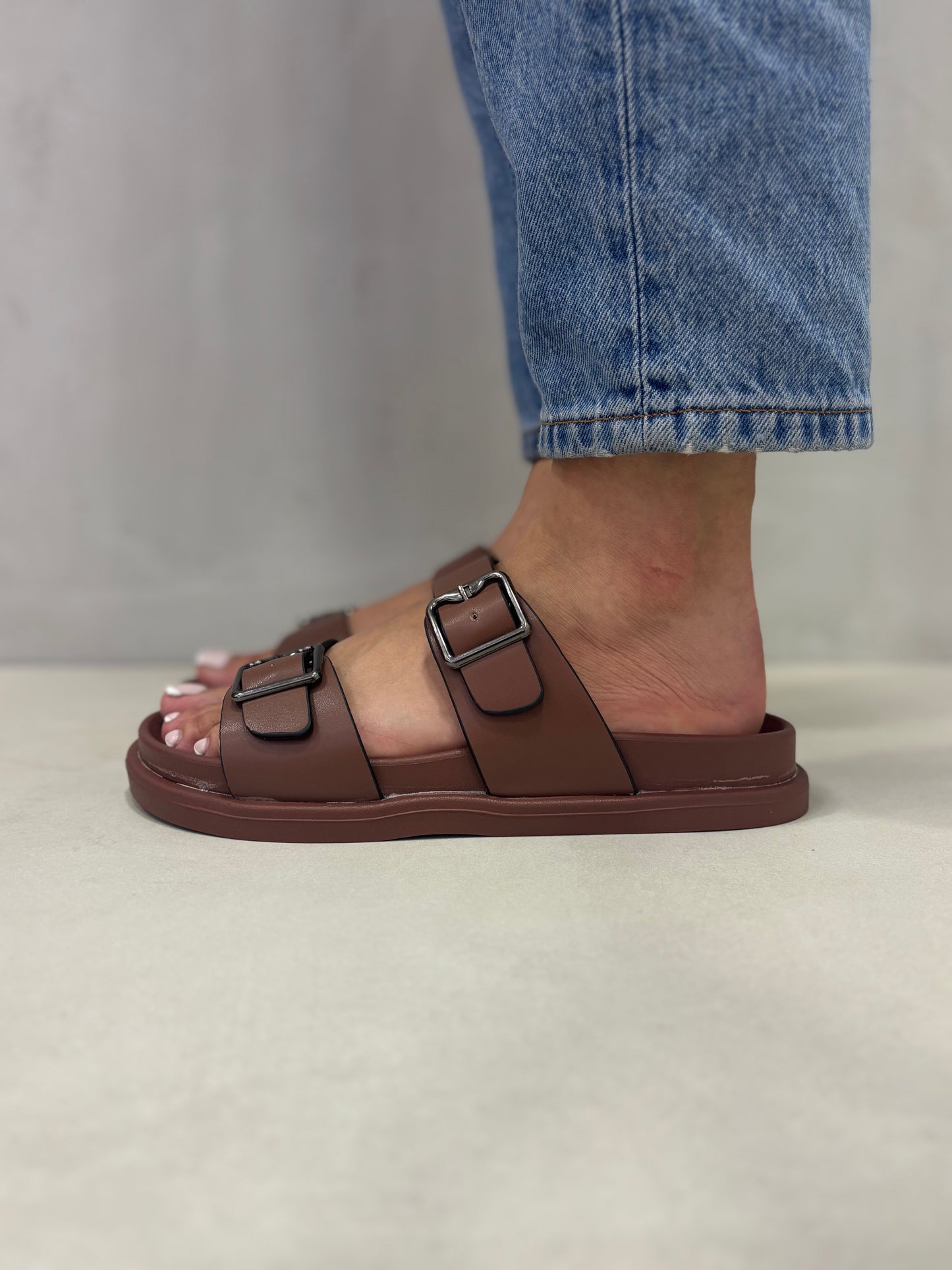 14490 – Sandalias Marrón Oscuro con Hebillas Metálicas