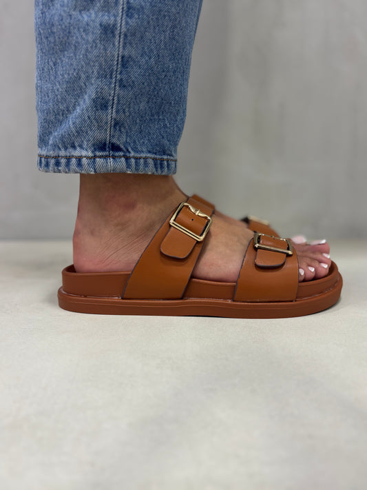 14489 – Sandalias Camel con Hebillas Metálicas