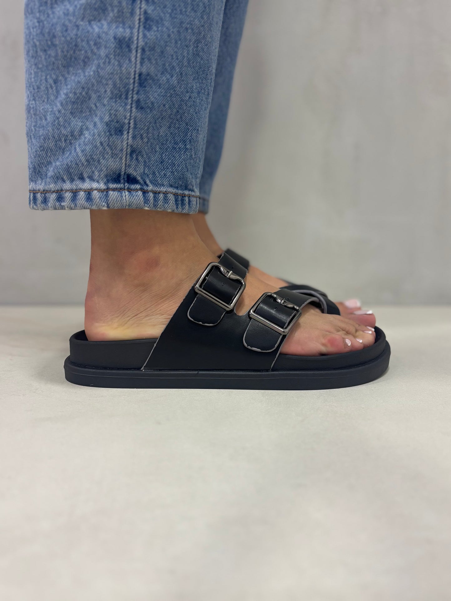 14492 – Sandalias Negras con Hebillas Metálicas y Suela Ergonómica