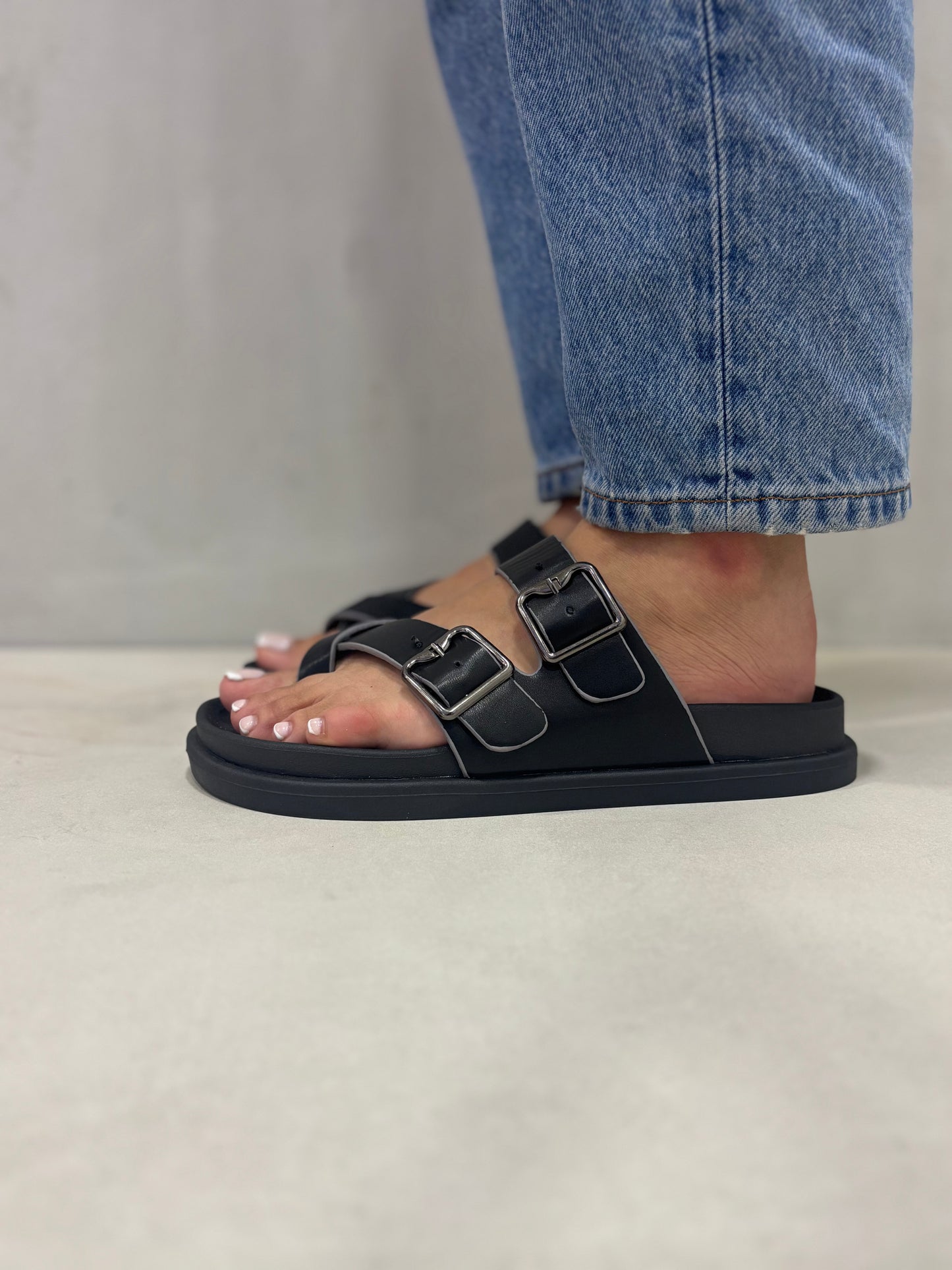 14492 – Sandalias Negras con Hebillas Metálicas y Suela Ergonómica