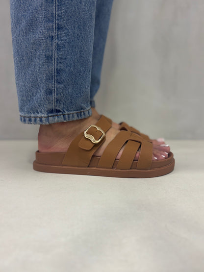 14482 – Sandalias Camel con Hebilla Dorada y Diseño Entrelazado