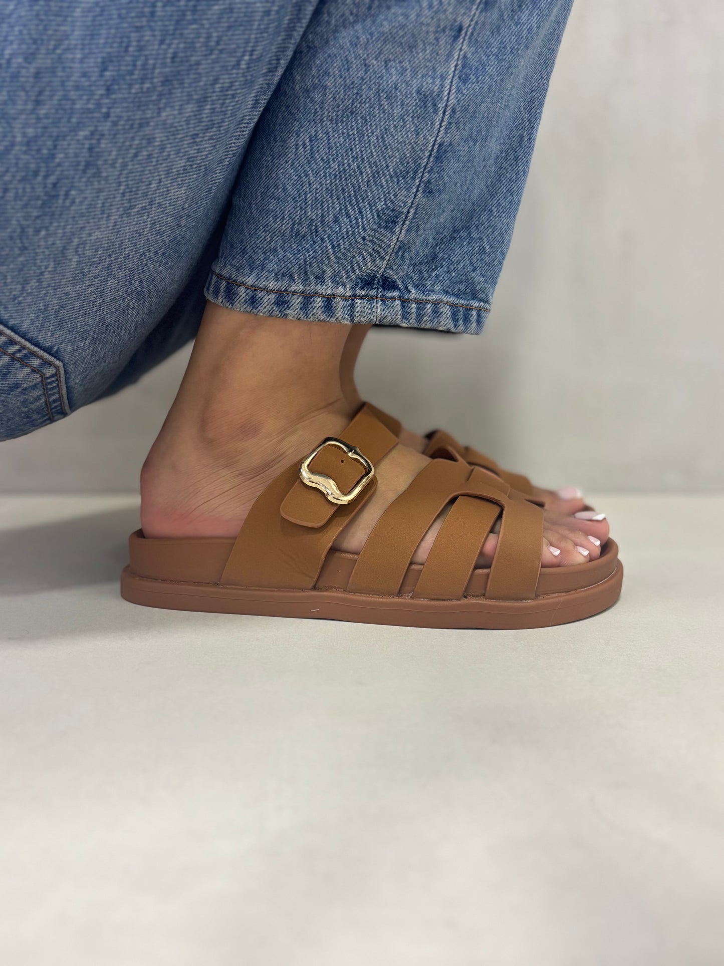 14482 – Sandalias Camel con Hebilla Dorada y Diseño Entrelazado