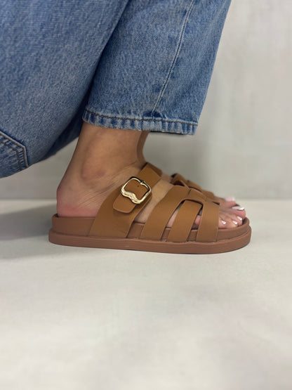 14482 – Sandalias Camel con Hebilla Dorada y Diseño Entrelazado