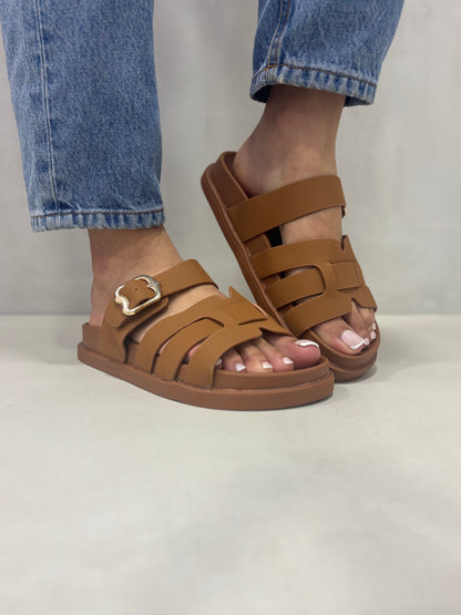 14482 – Sandalias Camel con Hebilla Dorada y Diseño Entrelazado