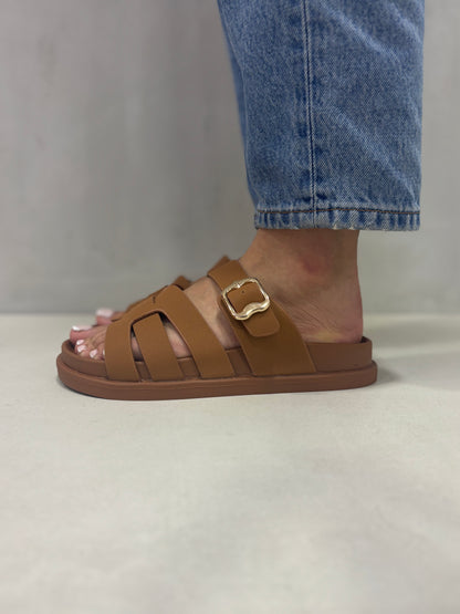 14482 – Sandalias Camel con Hebilla Dorada y Diseño Entrelazado