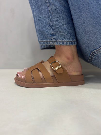 14482 – Sandalias Camel con Hebilla Dorada y Diseño Entrelazado